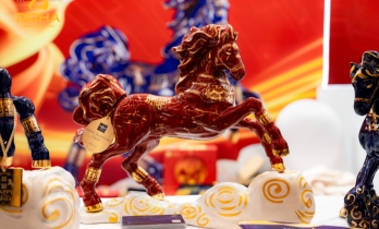 𝐇Ã𝐍 𝐇𝐔𝐘Ế𝐓 𝐁Ả𝐎 𝐌Ã  - chiến mã mang năng lượng Hỏa rực rỡ với dáng đứng hiên ngang, được chế tác từ gốm sứ cao cấp và dát vàng 23K tinh xảo.