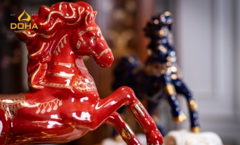 HÃN HUYẾT BẢO MÃ - Tác phẩm chế tác hoàn toàn thủ công từ gốm sứ cao cấp, phủ men đỏ trầm quý phái và điểm xuyết vàng 23K trên từng họa tiết, tạo nên diện mạo xa hoa mà tinh nhã. 